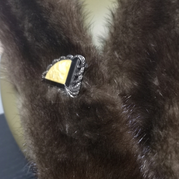 Gorgeous real fur stoll with deco style brooch - Picture 2 of 2